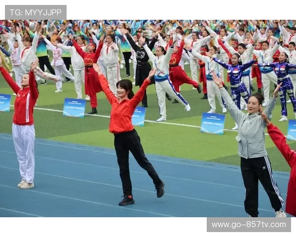 小朋友赛前舞蹈表演亮相十五运会垒球决赛 增添赛场活力