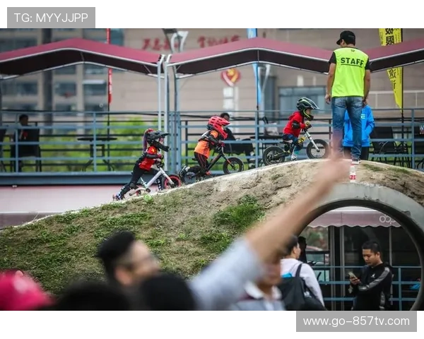 小朋友观看土坡赛感受体育氛围,自行车运动呈现代际传承趋势 小朋友观看土坡赛感受体育氛围,自行车运动呈现代际传承趋势