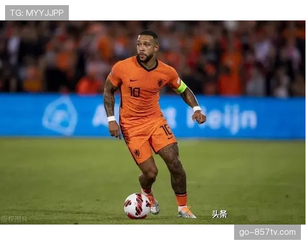 友谊赛冲突瞬间：荷兰前锋加克波与比利时后卫费斯争执各吃黄牌